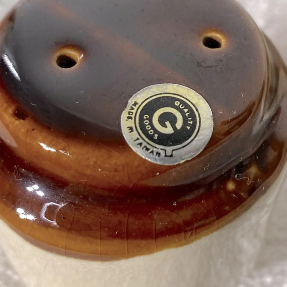 Vintage Ceramic Stoneware Tan Brown Toronto Canada Salt & Pepper Shakers - Picture 8 of 9